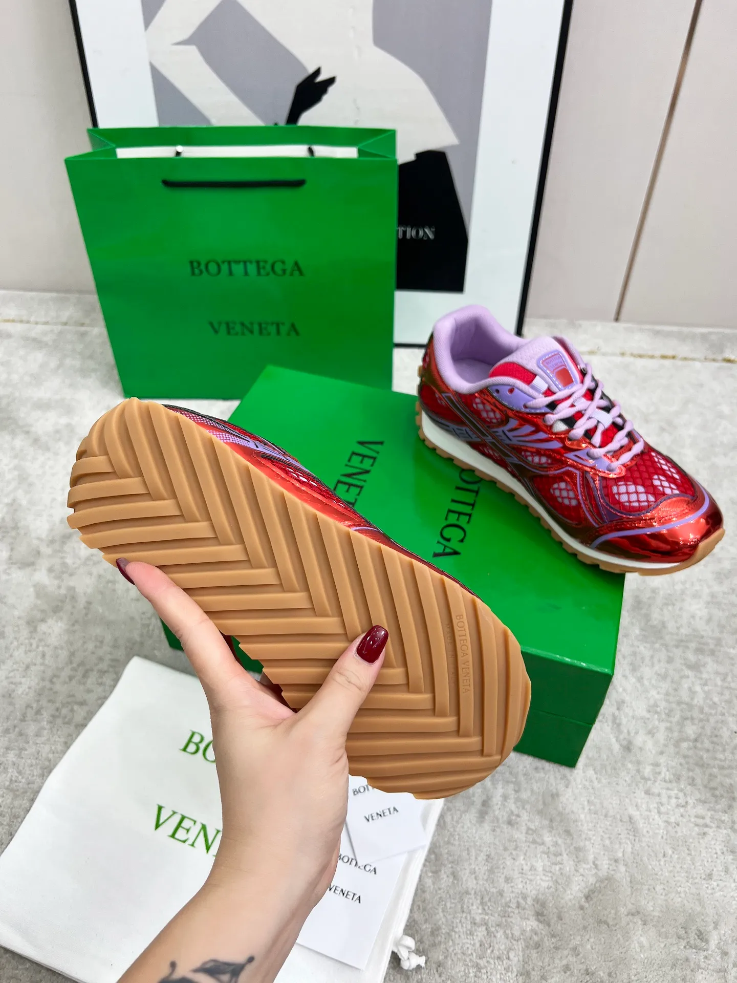 P540. Top version (couples model) Bottega Veneta Bottega Veneta 23ss autumn and winter show BV Orbit sneakers Wang Yibo's same style couples casual shoes dad shoes! Runner sneakers! Original purchase and development!  Made of original lightweight technical mesh fabric, the same as the original version! The process is complicated!  Paired with a rubber outsole designed with a geometric pattern, the high version of the Wang Zha series is actually much taller, but the legs still look slim. Very nice. Durable and playable, standard and version-matching shoe package technology, look for high-end versions. The original outsole is exclusively molded, and the color-blocked TPU outsole is used. The material and weight are the same as the original!  Size: #Female 35-41 (40 and 41 customized sizes are non-refundable) Male 39-45 (45 size customized are non-returnable and exchangeable)